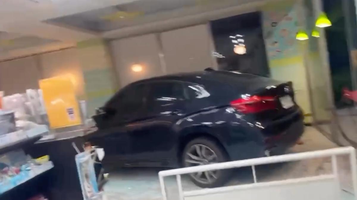 嘉義BMW暴衝撞破超商!店員顧客全嚇傻 網笑翻:以為展示車