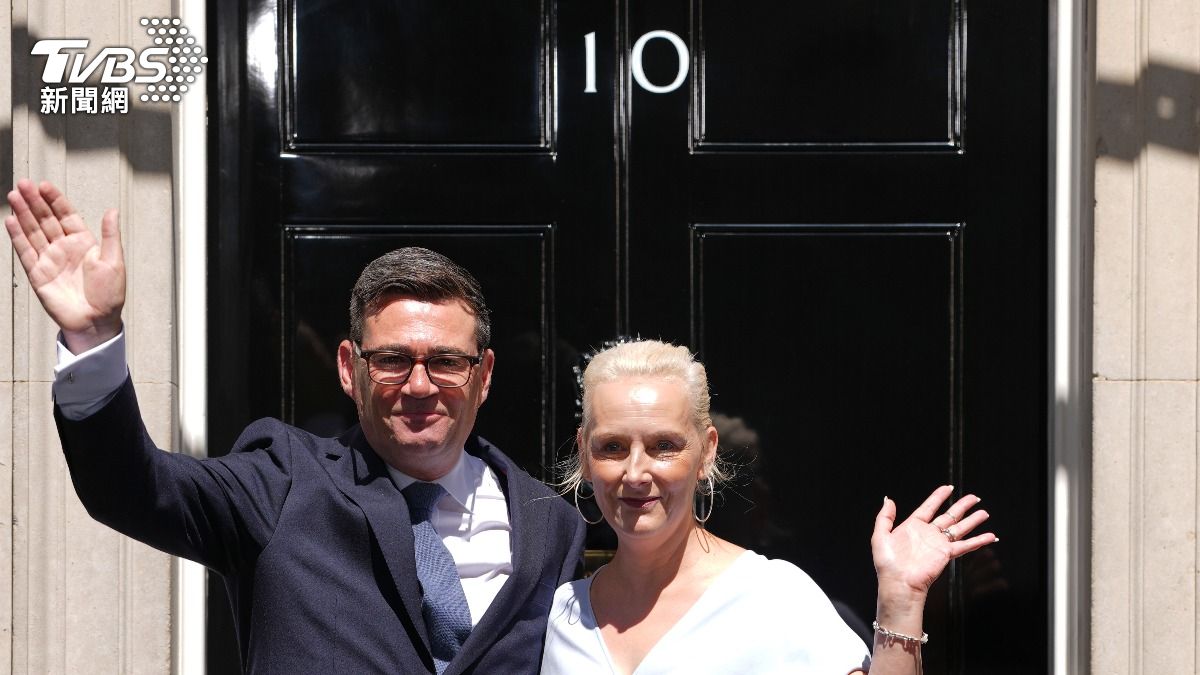 英國新首相柏南夫婦在唐寧街10號前合照（圖／達志影像美聯社）  