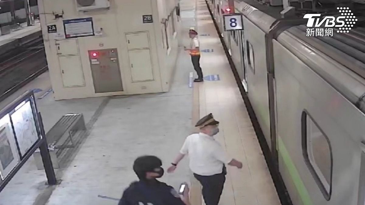 急尋失蹤女,鐵警登車逐節尋找,導致列車延誤6分鐘。(圖/TVBS)