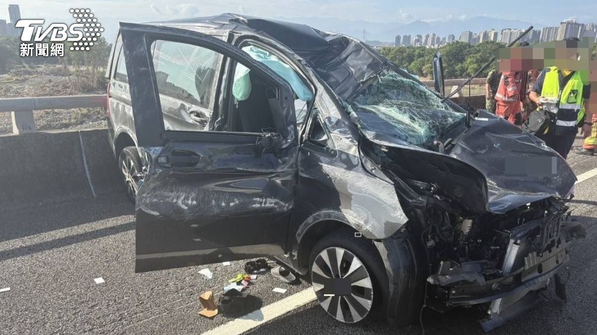 國1新竹段3車追撞!駕駛受困一度命危 急救恢復心跳