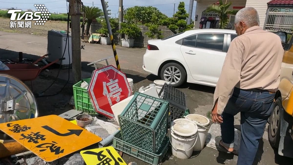 陳信志住家外堆滿一箱箱爆閃燈及反光鏡,全是熱心廠商得知他們長期從事公益後無償提供。(圖/TVBS)