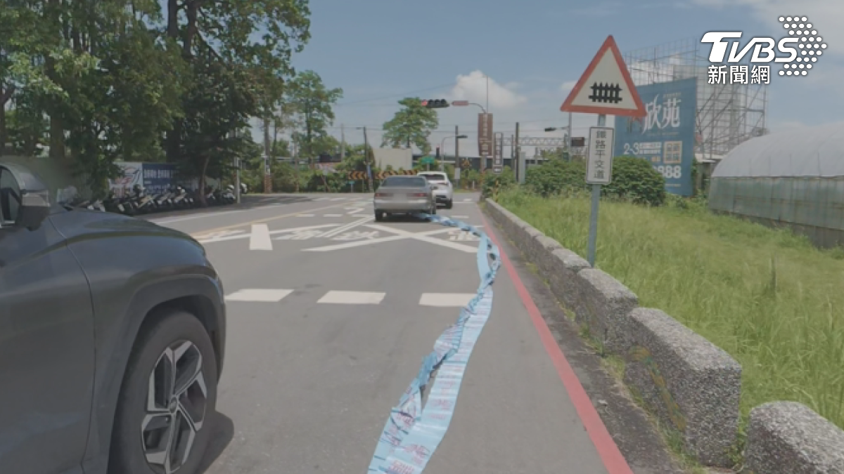 台中一名賴先生近日啟程環島,路中驚見30m長帶纏輪胎,賴先生主動上前幫忙解決危機。(圖/賴明宏提供)