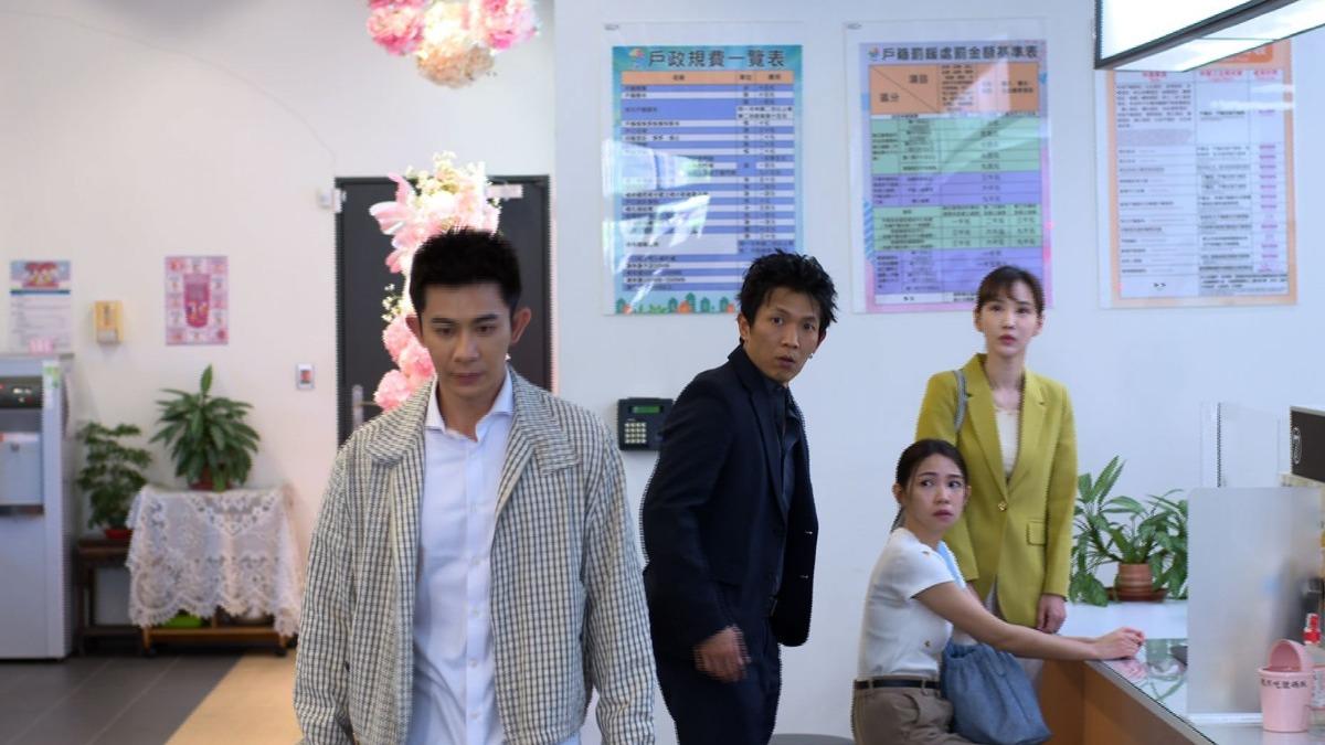 曾子益(左)、曾智希(右二)上演離婚重頭戲。(圖/民視提供)