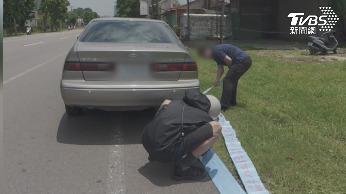賴先生騎車途中注意到有汽車輪胎捲入廢棄物,立刻上前詢問駕駛是否需要協助。(圖/賴明宏提供)