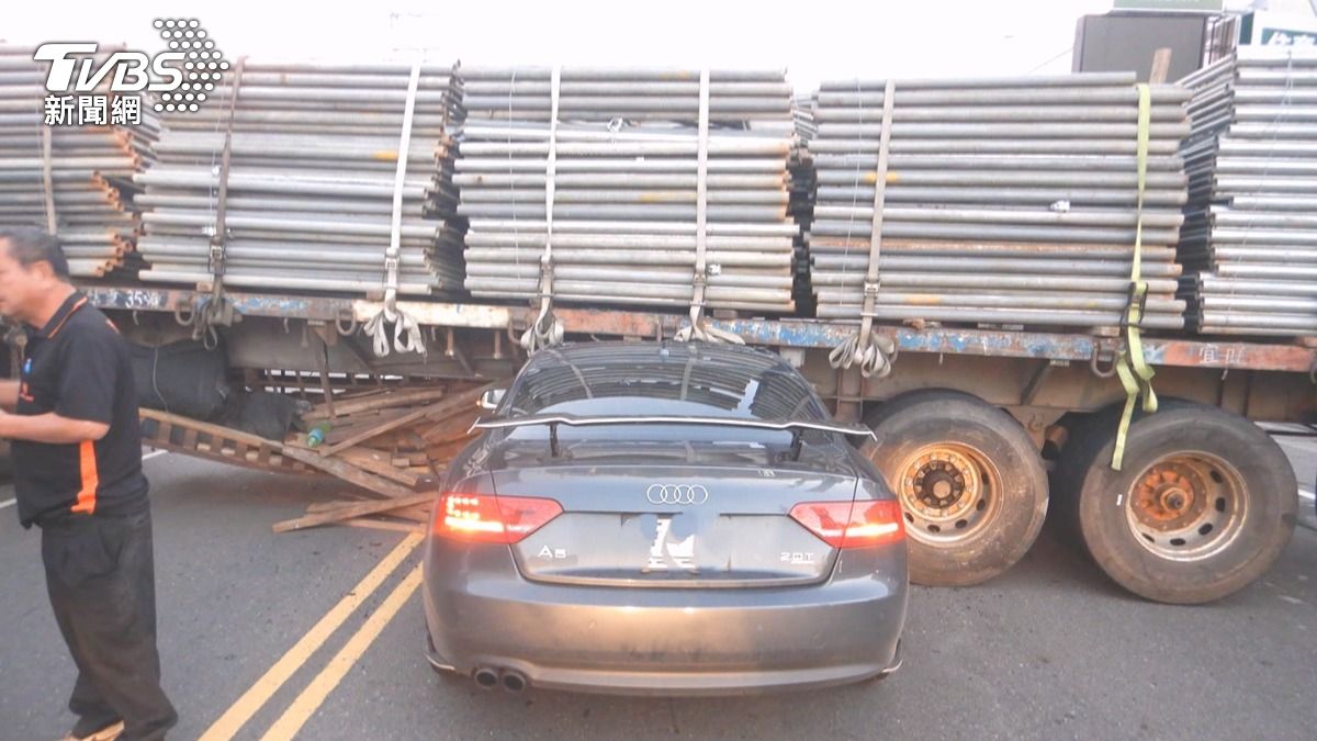 滿載鋼管車橫路中央！轎車高速撞上「插入車底」　27歲男鬼門關前撿命。(圖／民眾提供)