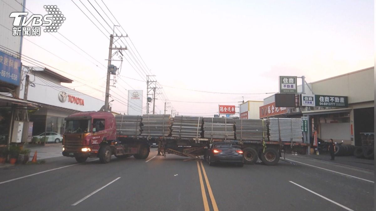 拖板車違規跨越雙黃線迴轉，車身橫在路中時，就如同一面移動的牆突然出現在道路上。(圖／民眾提供)
