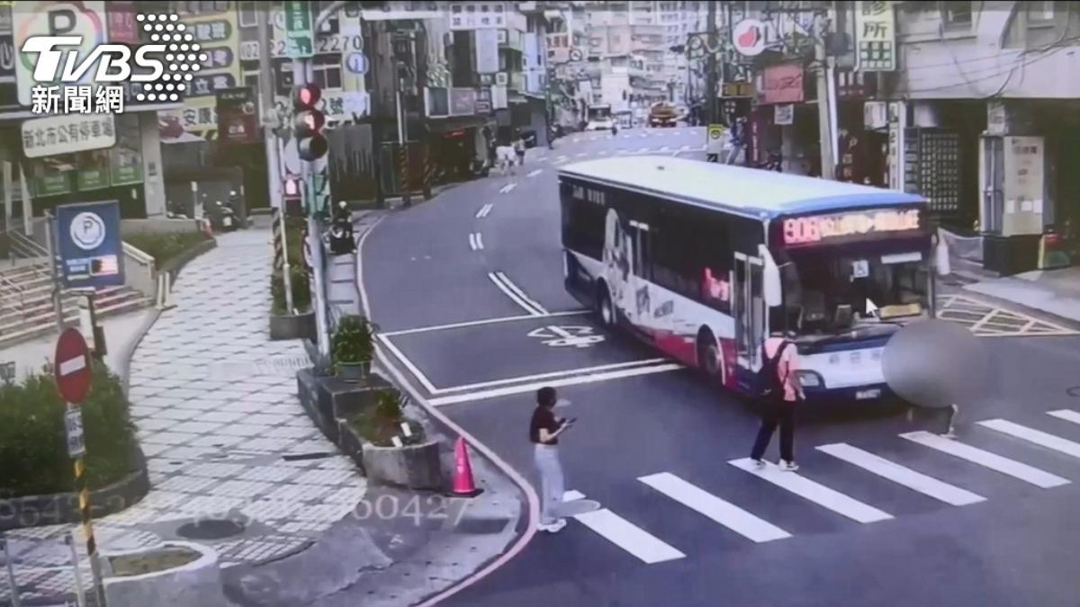 公車闖紅燈撞飛9歲童!司機擺爛兩年不理 法官痛批:快賠錢