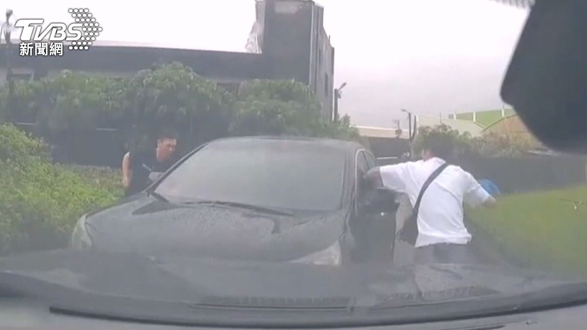 彰化警前後包抄破窗逮毒販!2外籍車手原計畫得手後潛逃出境。(圖/TVBS)