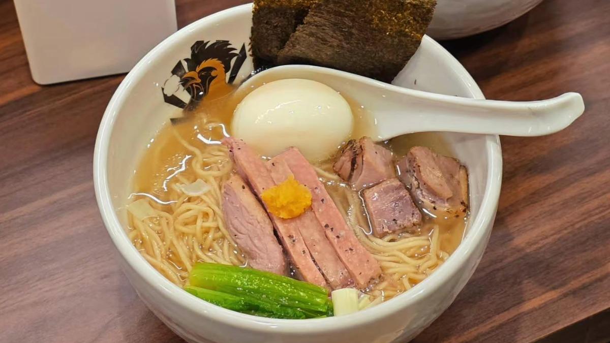 招牌是鴨湯拉麵。(圖/翻攝自臉書中華そば 満鶏軒 中山店)