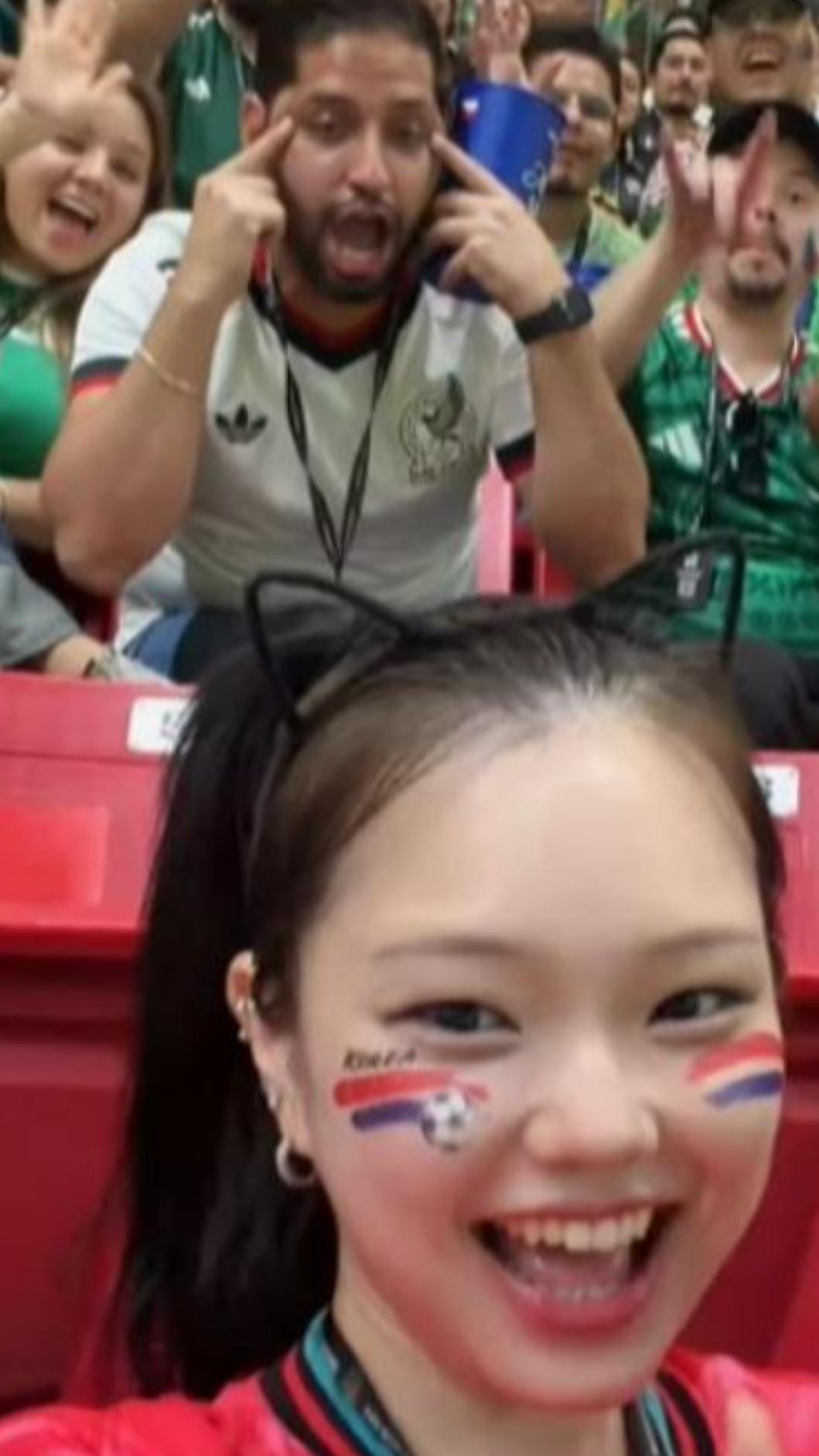這名網紅身後一名墨西哥男子做出經典的「拉眼角(Chinky Eyes)」種族歧視動作。(圖/翻攝自IG inocat_t)