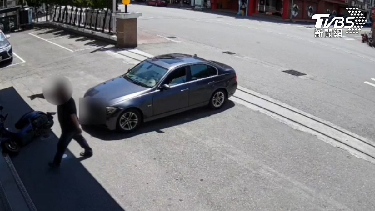 廖男見2女騎車進派出所，下車進所內被警方控制。（圖／TVBS）