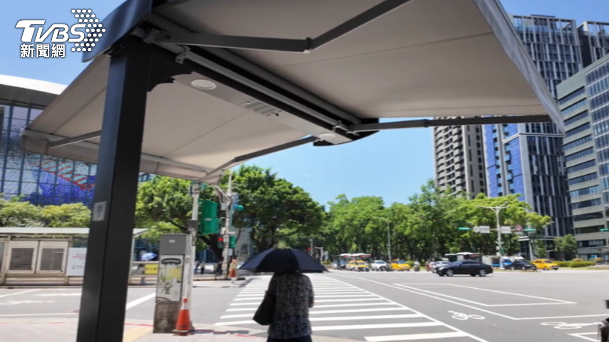 台北市敦化北路、南京東路口設置智慧遮陽傘,提供行人等候紅燈時遮陽避暑。(圖/TVBS)