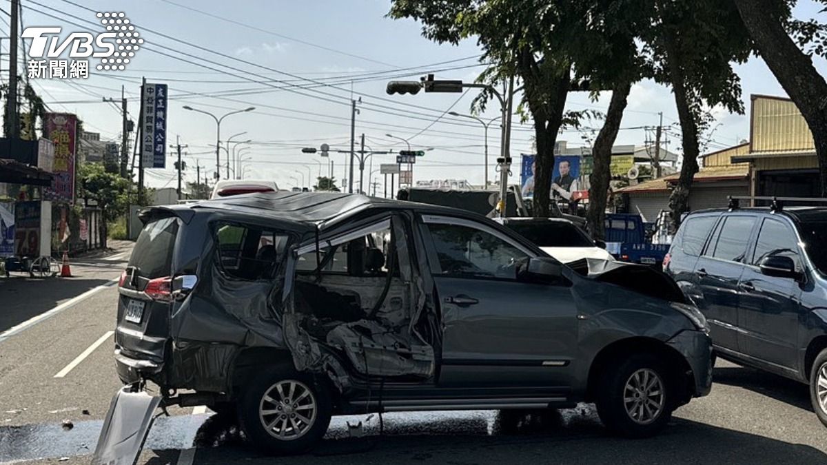 彰化軍用戰術輪車「大外割」襲擊休旅車撞機車　女駕駛腦震盪送醫