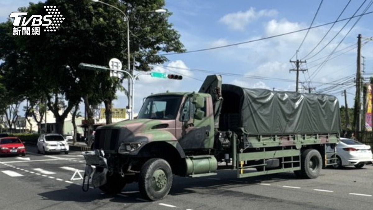 軍用戰術輪車-休旅車-迴轉撞擊-腦震盪送醫-彰化軍車撞民車