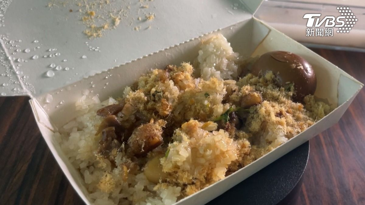 高雄前金區則有肉圓老店推出超值套餐,小米糕加滷蛋,再配2顆肉圓外加一碗四神湯,整套只要70元,主打薄利多銷的策略(圖/TVBS)