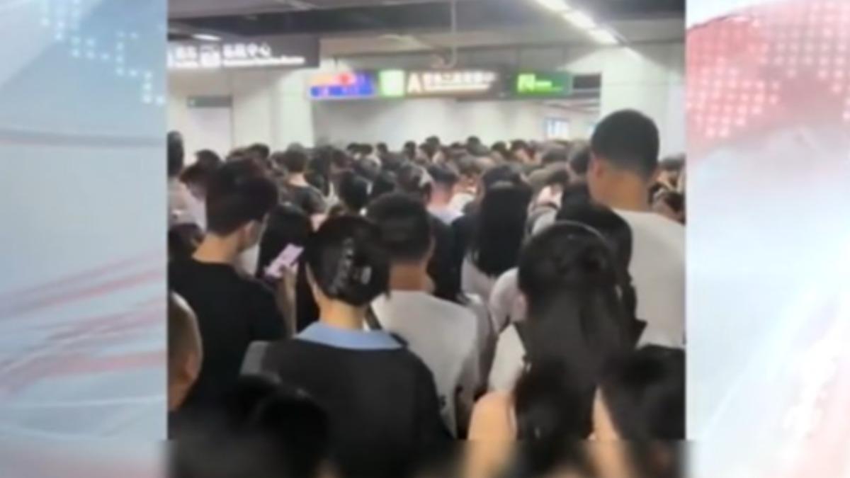 深圳通勤大亂,地鐵站塞滿人潮。(圖/上海東方衛視)