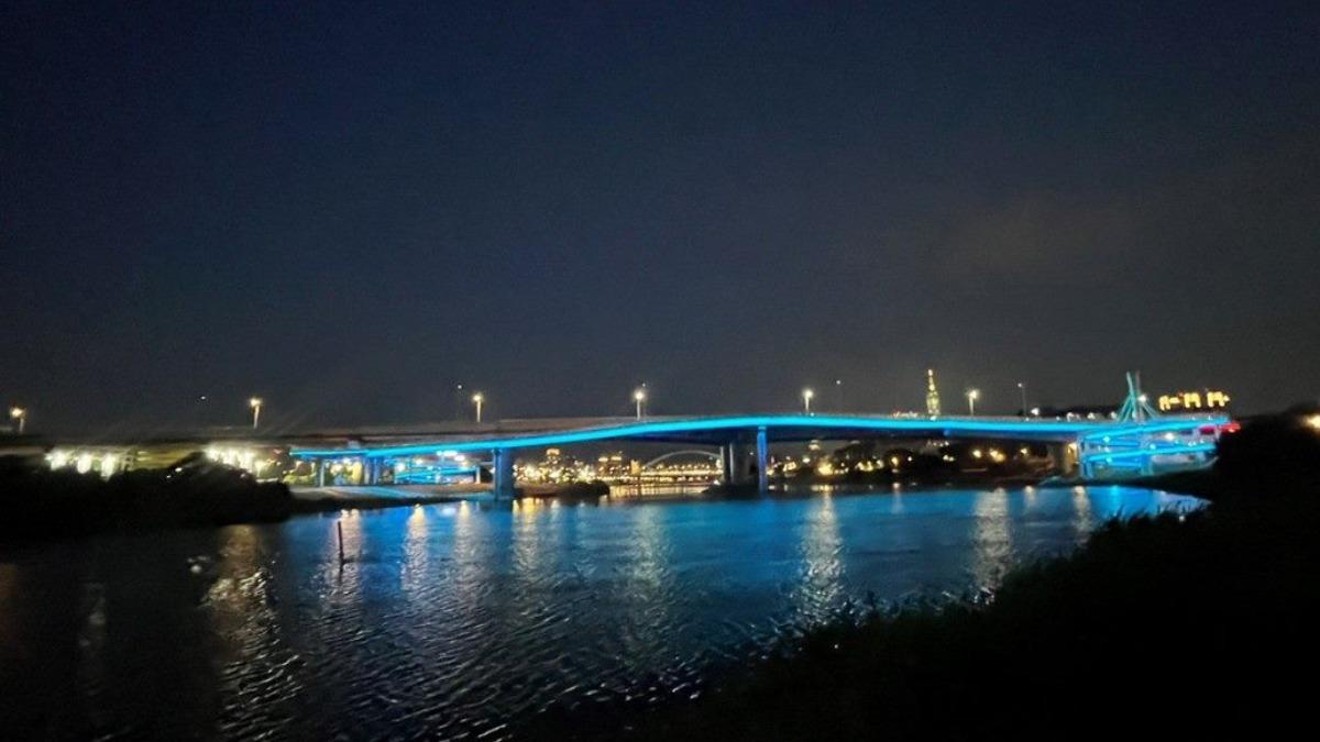 夜間橋體點亮燈光,結合基隆河景,成為台北河濱最新賞景、打卡新地標。(圖/TVBS)