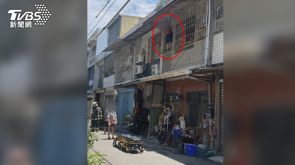 女子情緒激動，狂砸屋內玻璃，甚至一度爬上二樓陽台鐵框，場面相當緊張，女子的姐姐頭戴粉色帽子趕到現場安撫（圖／里長提供）