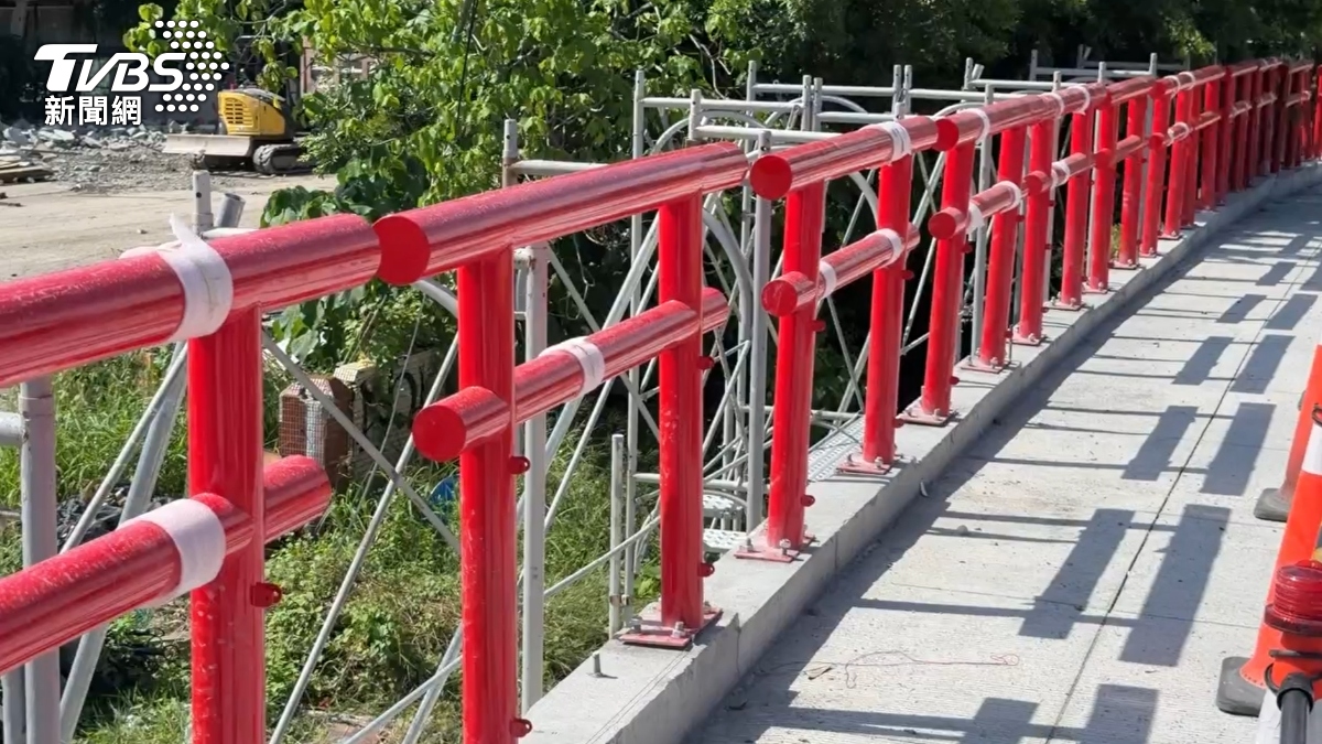 高雄市耗資4.7億元興建的九如橋預計月底通車,然而橋樑欄杆設計近日引發爭議,紅欄杆遭批「鳥居造型」(圖/TVBS)