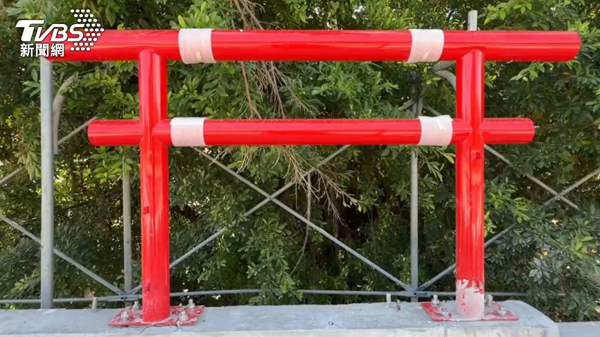 在台日人田邊先生認為,鳥居在日本是用於參拜的神聖場所,將類似造型設置在馬路上,讓他感到相當奇怪(圖/TVBS)