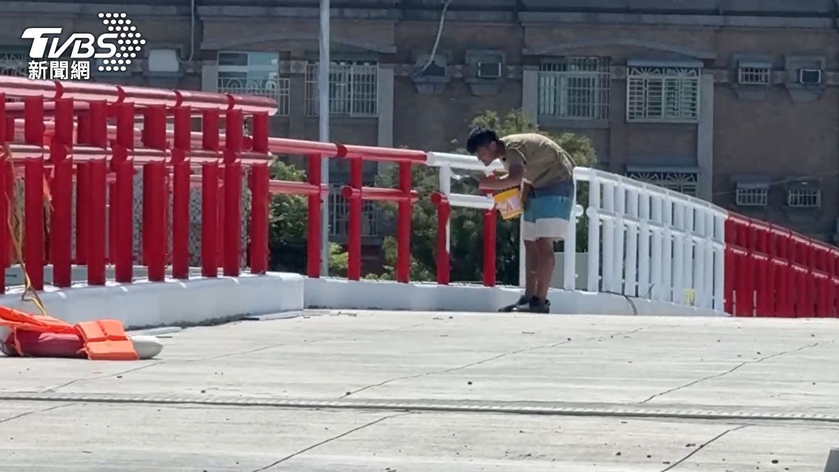 當地里長電話被打爆,工務局緊急將欄杆改漆成白色,但風波仍未平息(圖/TVBS)