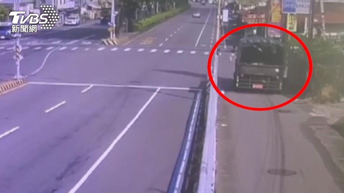 20歲駕駛兵開軍卡＂外側車道迴轉＂撞民車 2傷