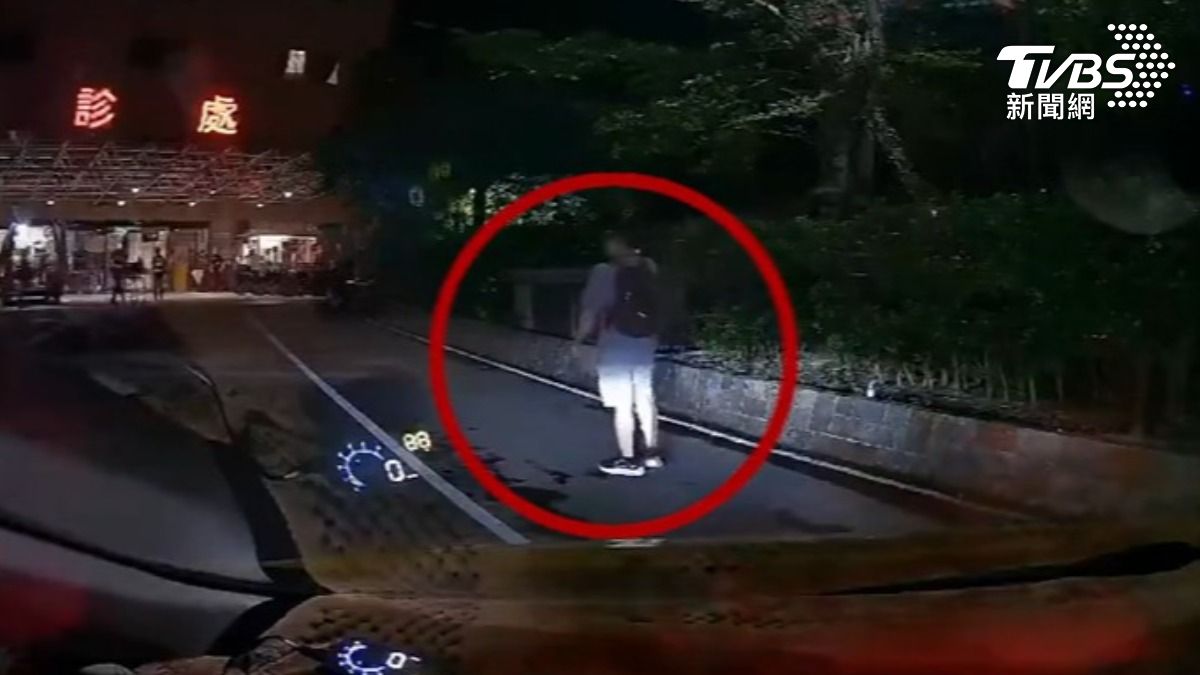 男乘客下車後往急診室大門走，跟警衛說要去病房。（圖／TVBS）
