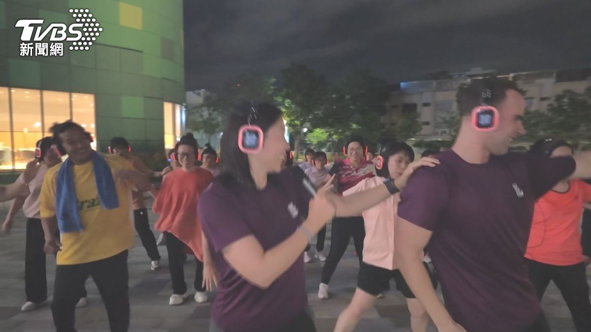 台中街頭驚見「集體無聲跳舞」!背後玄機曝光 網讚:超貼心
