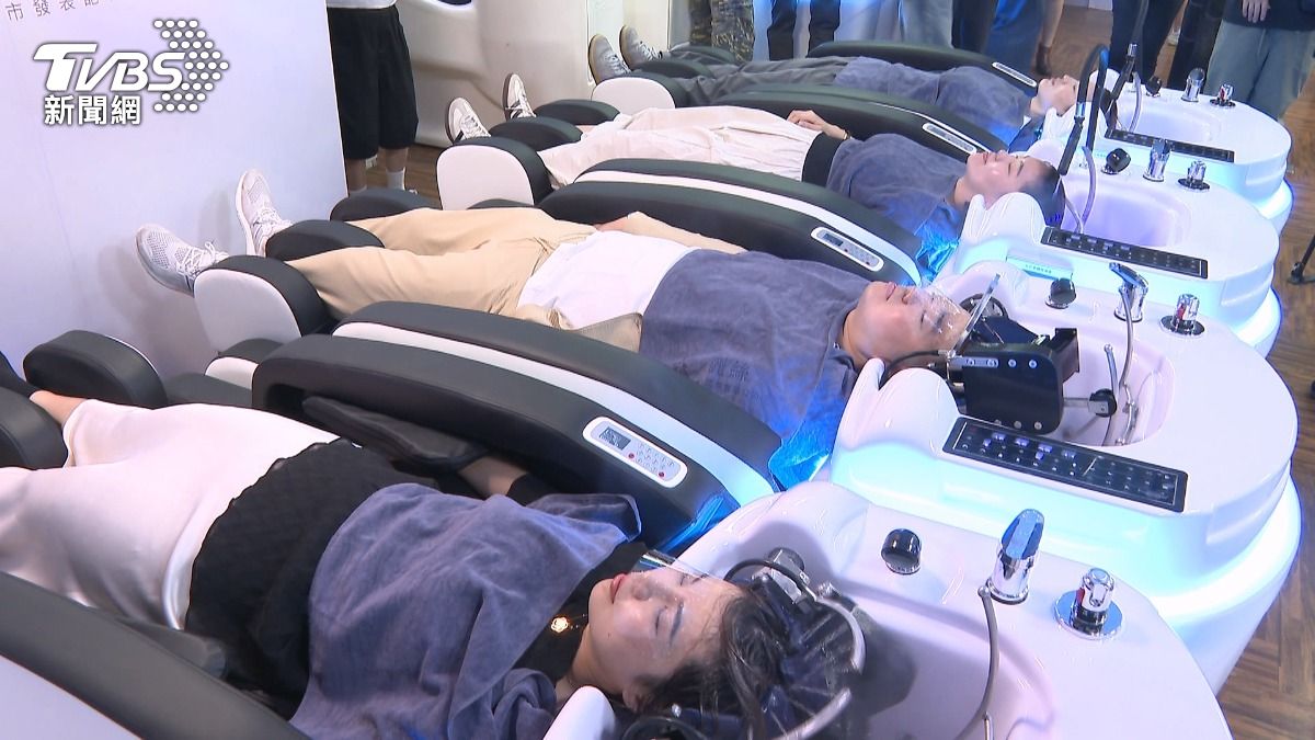 影音/躺進去就搞定!AI洗頭機「20分鐘自動洗」 搶攻美髮業缺工商機。(圖/TVBS)