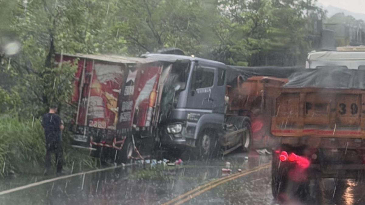 快訊/釀1死1重傷!南投小貨車對撞砂石車 男乘客傷重不治