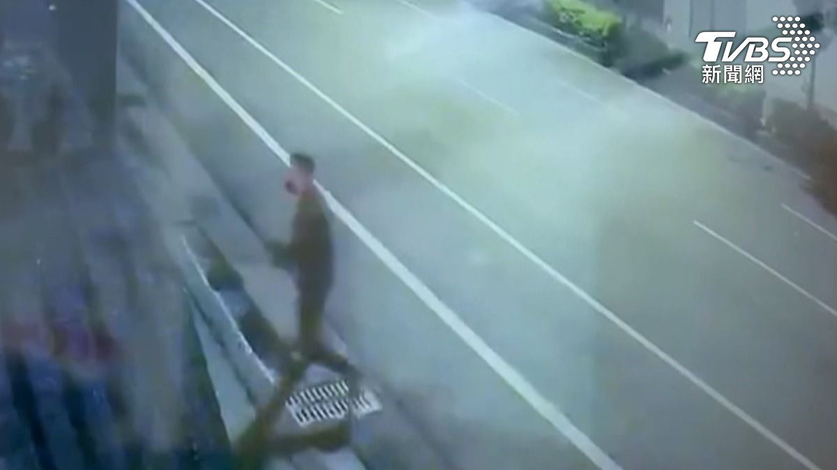 南投草屯傳出有車子進到床墊工廠,就被人持衝鋒槍尾隨搶劫,初估損失80萬元財物。(圖/TVBS)