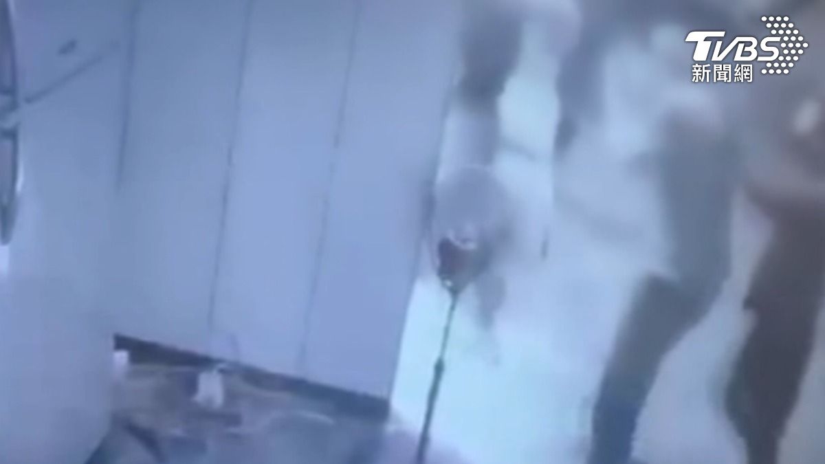 嫌犯進到裏頭,把人押到辦公室大肆收刮,連被害人身上財物都被洗劫一空,之後由外面車輛接駁逃逸。(圖/TVBS)