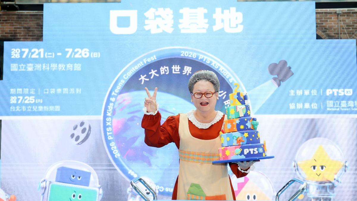 水果奶奶身上的衣服、戴的眼鏡28年來從未換過。(圖/小公視提供)