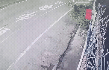 小情侶自撞路樹,下秒機車冒出熊熊火光。(圖/TVBS)