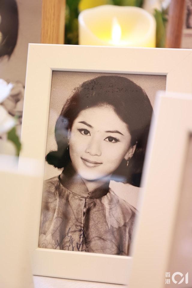 照片展覽區中苗金鳳的珍貴劇照,讓大眾重溫她一代花旦的演藝人生。(圖/香港01)