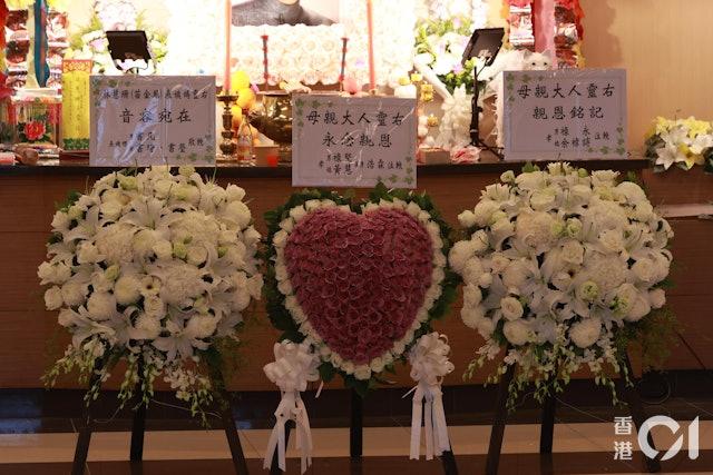 家屬在靈前獻上心型的粉紅玫瑰花圈,輓聯上寫著「永念親恩」,道出對至親的無盡思念。(圖/香港01)