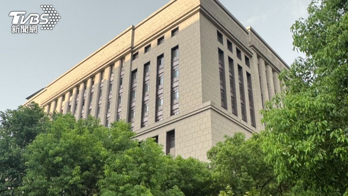 桃園地院外牆驚見人影!書記官站9樓窗外 同事急拉下