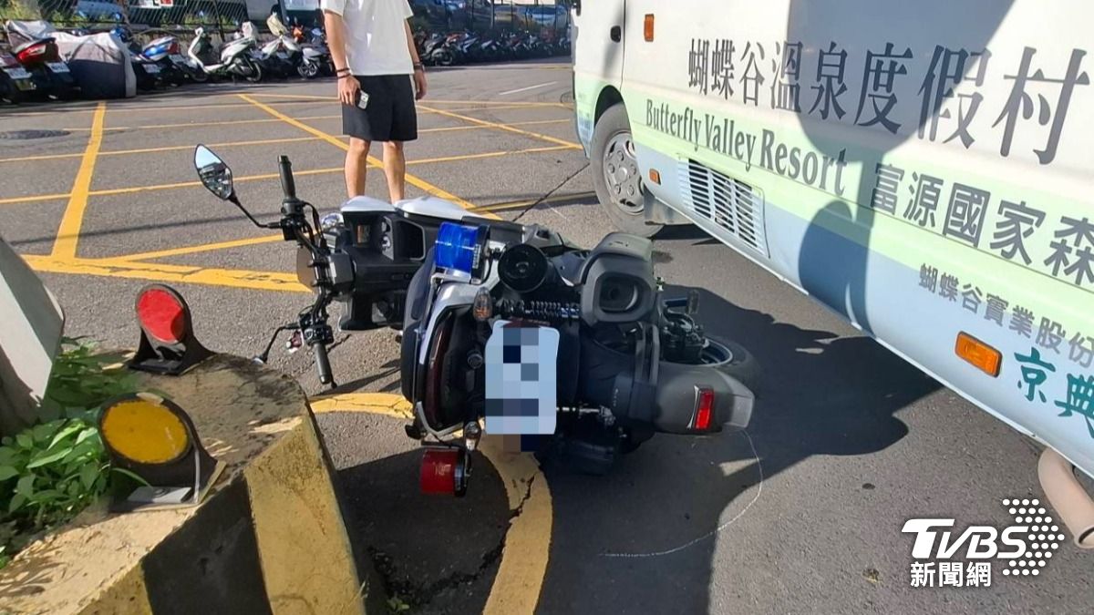 警用機車被撞倒在地。(圖/TVBS)