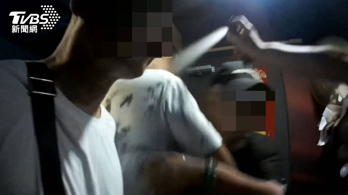 3名男子酒後鬧事還不配合警方盤查,員警當場噴辣椒水壓制並將3人帶回。(圖/TVBS)
