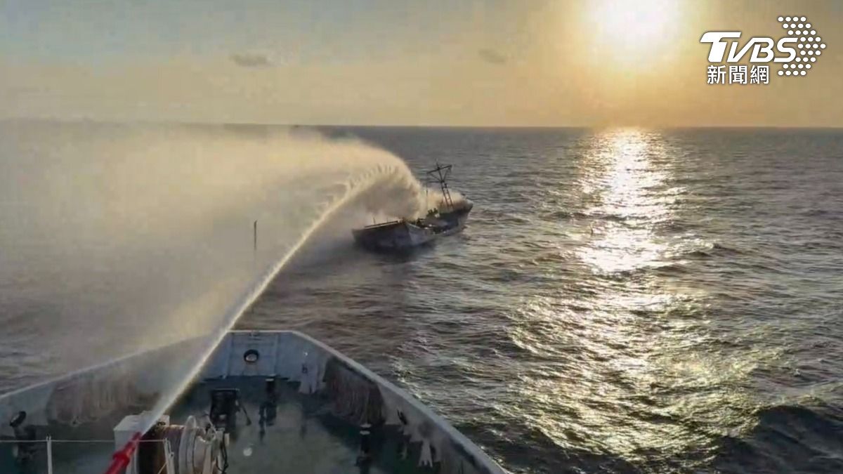 海巡艦艇用消防水砲進行海上滅火。(圖/TVBS)