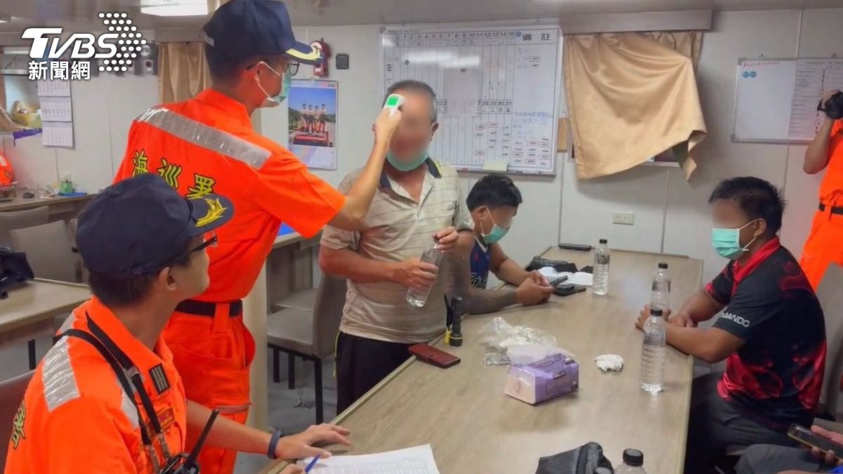 海巡人員檢查獲救人員身體狀況。(圖/TVBS)
