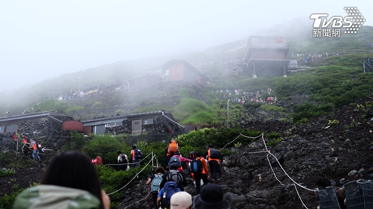 與兒爬富士山出事!瑞士58歲男山屋休息突倒地 送醫身亡