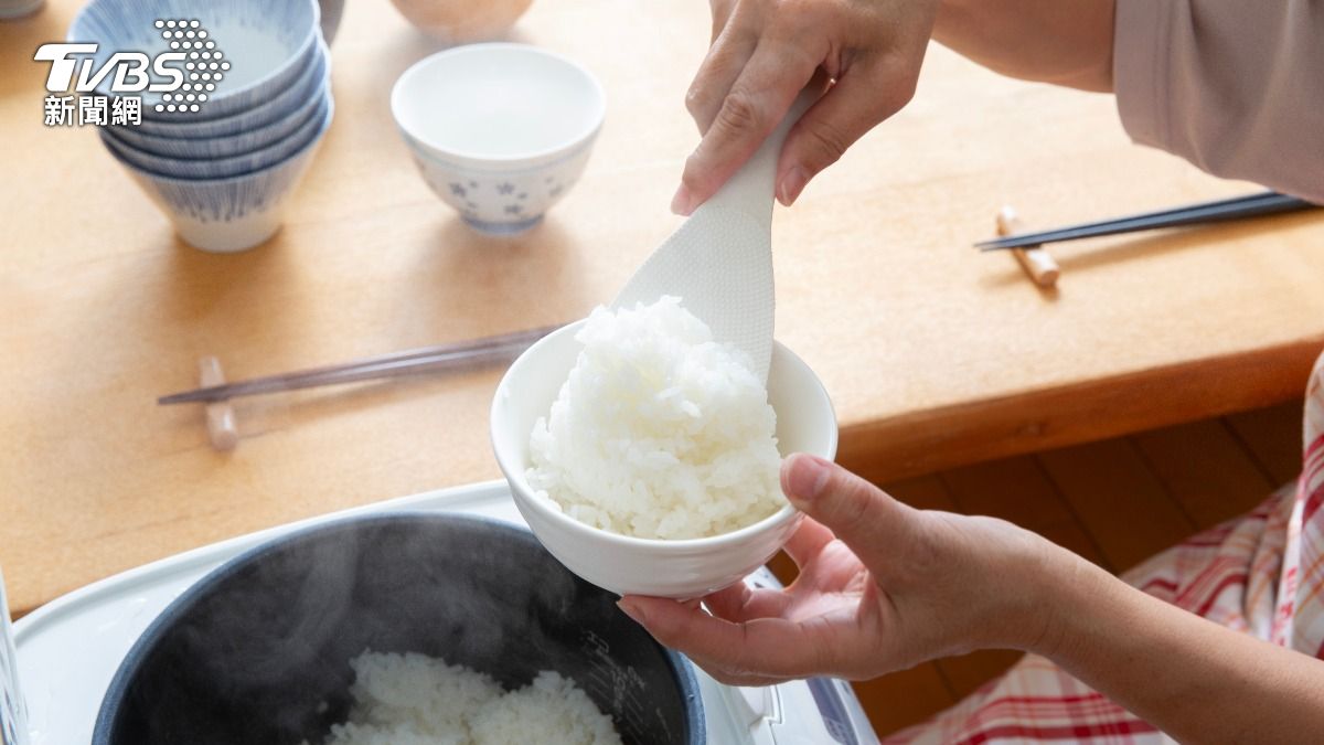 北車烤肉飯驚見牽絲米!業者急通報衛生局 醫揭「隱形毒素」恐致命