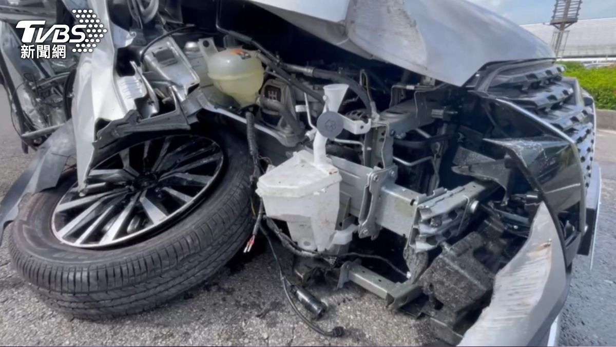 桃機第一航廈自撞車禍!轎車猛撞路燈 車輪脫落駕駛送醫