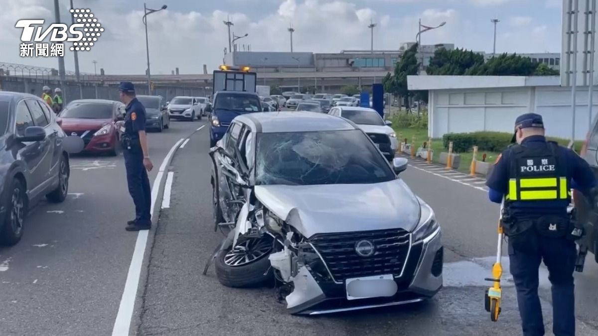 桃機第一航廈外環道今天上午發生自撞車禍。(圖/TVBS)
