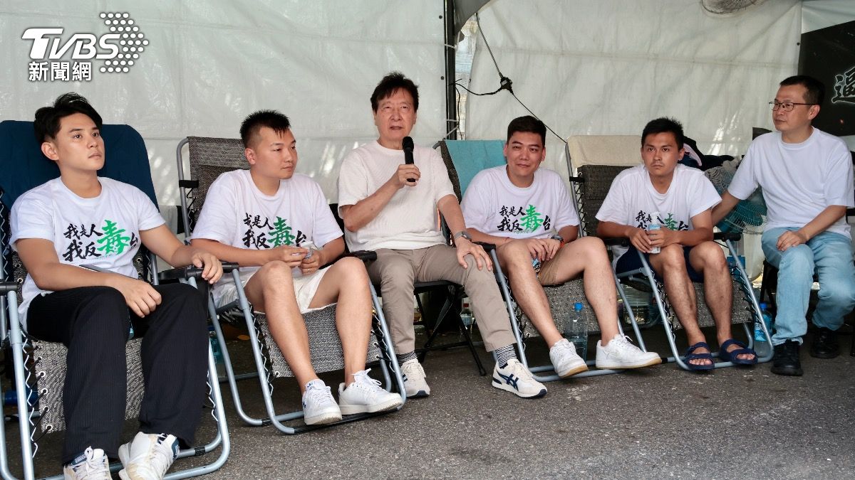 趙少康到凱道探視絕食的藍營青年,並送上清涼噴霧,同時批評民進黨「毒油事件」讓人民忍無可忍。(圖/潘建樺攝)