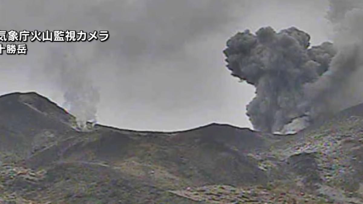 北海道十勝岳噴發瞬間曝!火山性微動45秒 黑煙竄升200公尺
