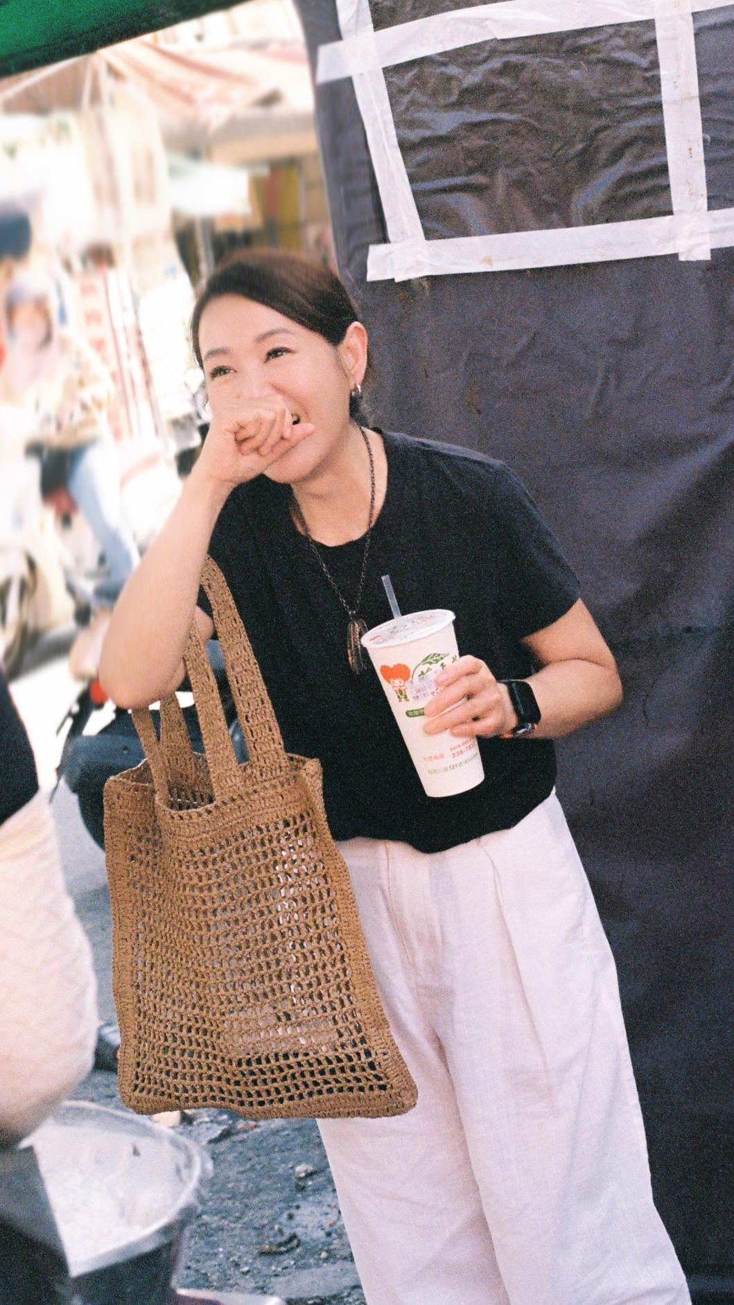 劉若英日前南下品嘗美食，被白糖粿老闆娘虧很難聊。（圖／相信音樂提供）