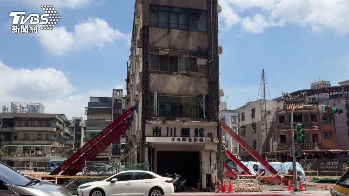 台北八德路精華地段發現都市奇觀。(圖/TVBS)