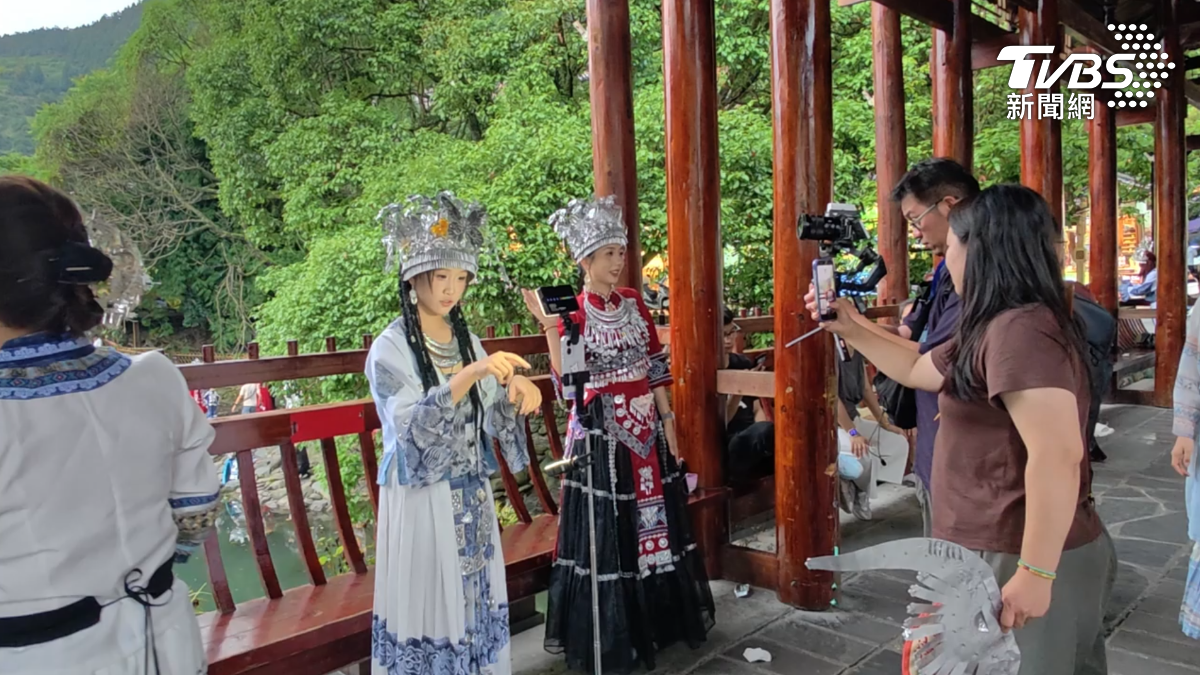 各地網紅與旅拍攝影師湧入貴州西江千戶苗寨,透過短影音與直播帶動文旅熱潮。(圖/TVBS)